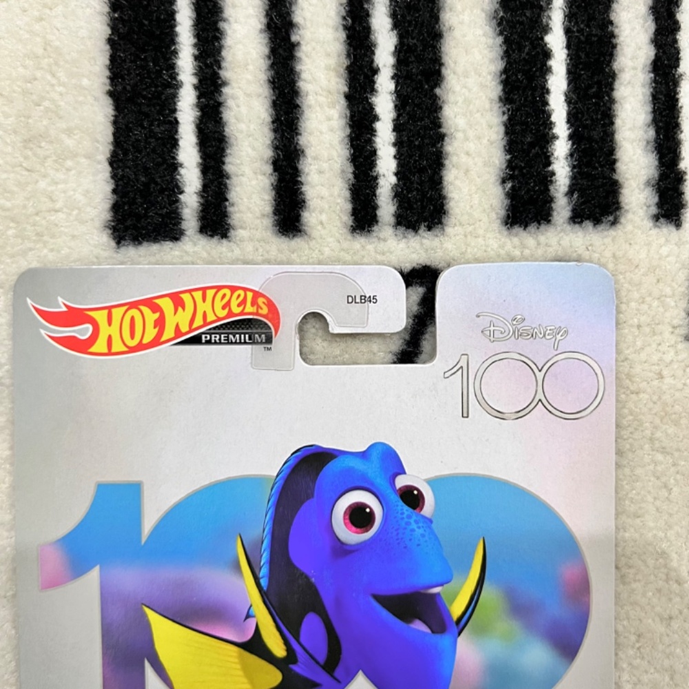2023 Hotwheels X Disney 100 Premium Dream Van Finding Nemo XGW Dory 5/5 - Picture 3 of 4